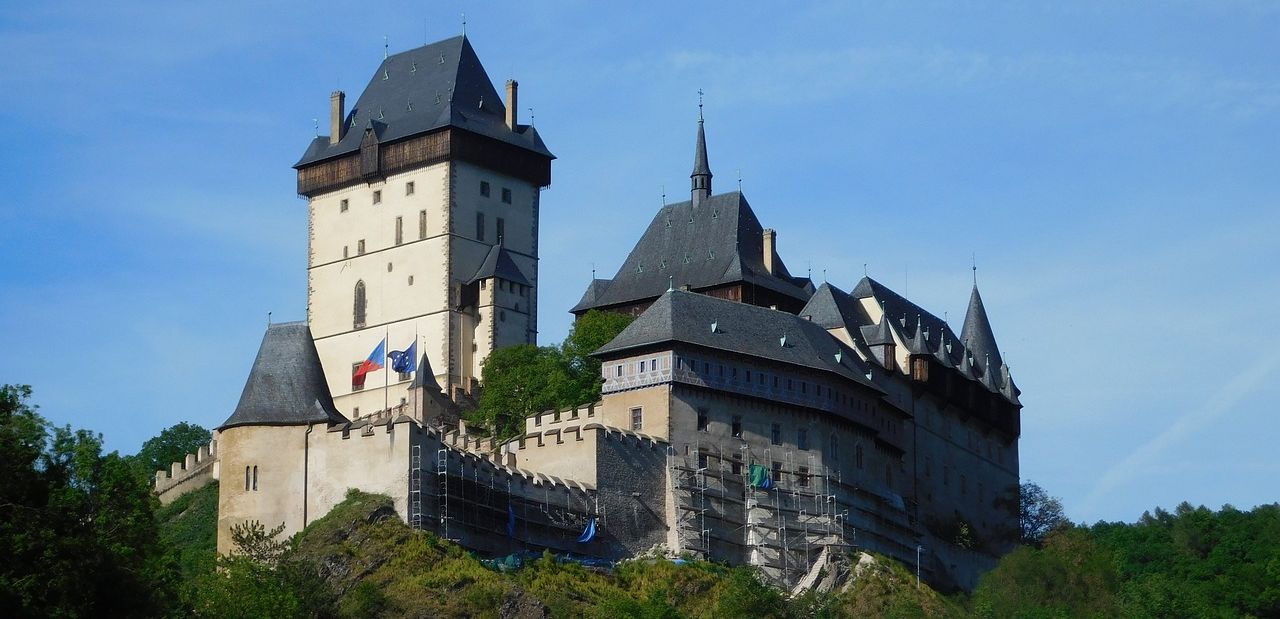 Láká vás romantika v české přírodě? Okolí Karlštejna si zamilujete!